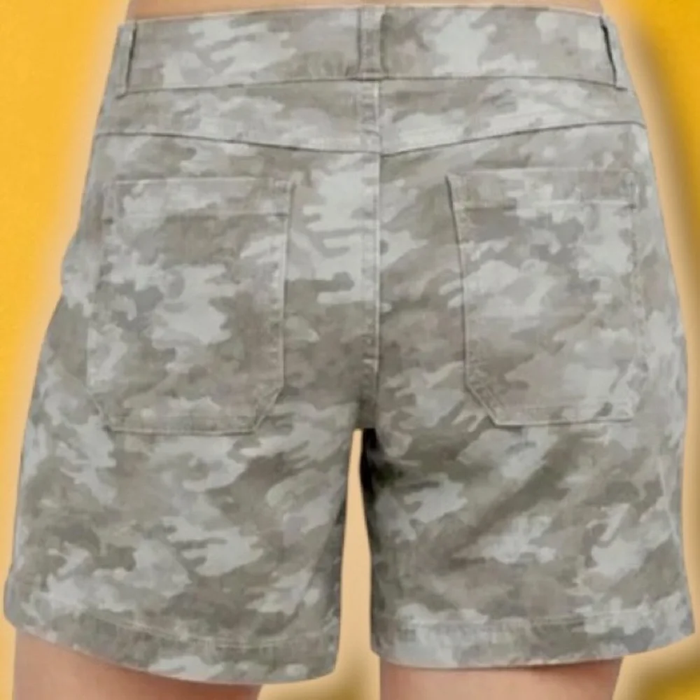 Spanx ‘Stretch Twill Pull-On Shorts’ in “Stone Wash Camo” Size Medium